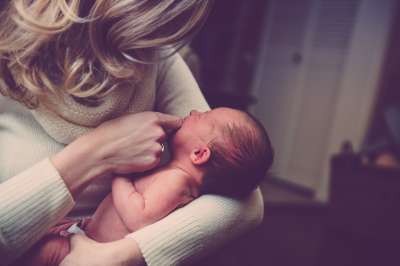 Uyku eğitimi anneye mi yoksa bebeğe mi verilir?