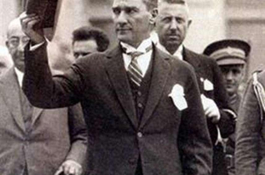 Atatürk ölmedi, ebedi oldu!