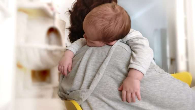 Uyku eğitimi bebeğe bir kere mi verilir?